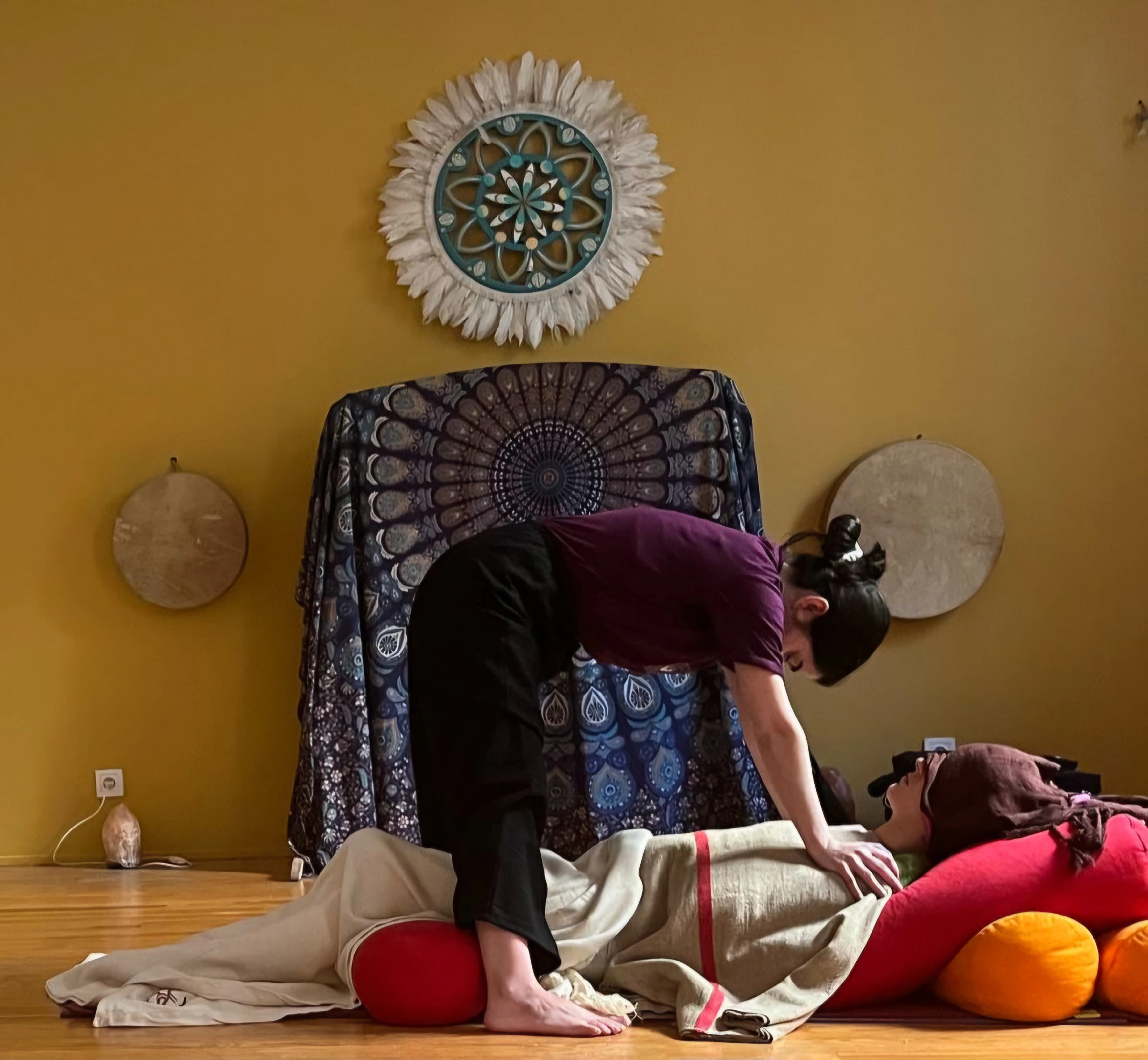 Bercements et enveloppements dans les tissus rebozo pendant la grossesse, en postpartum et à tout instant de votre vie de femme.